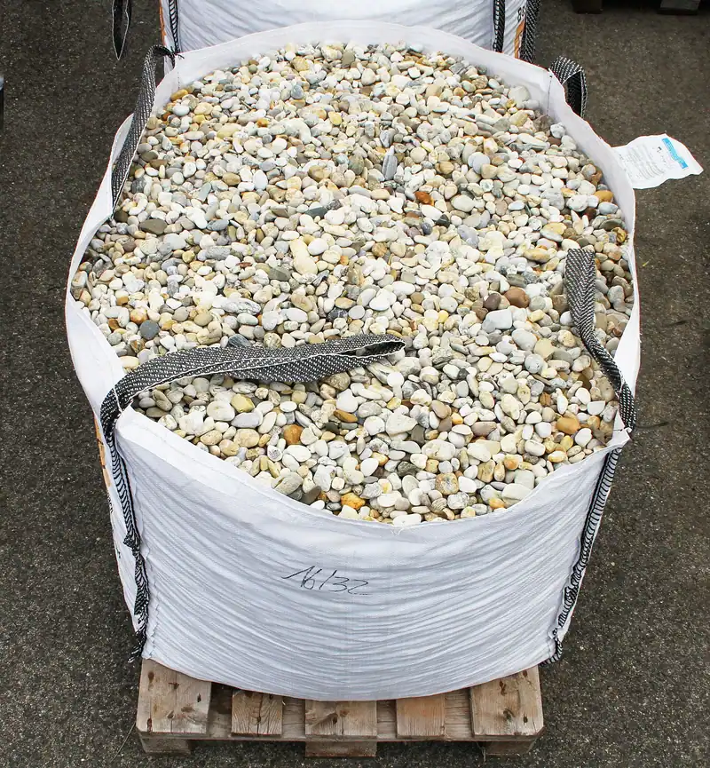 Palet üstünde çakıl doldurulmuş beyaz big bag çuval