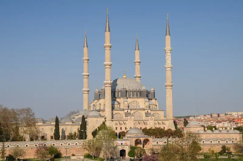 Baharda parktan görünen Selimiye Camii