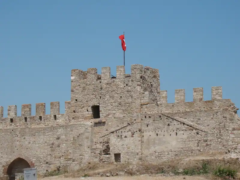 Enez Kalesi'nin burçları ve üzerindeki Türk bayrağı