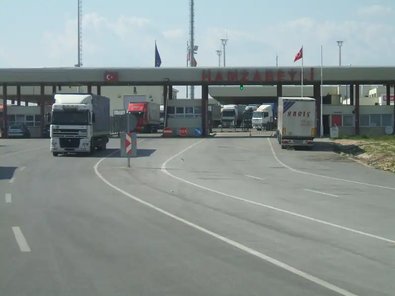 Lalapaşa'daki Hamzabeyli Sınır Kapısı ve tırlar