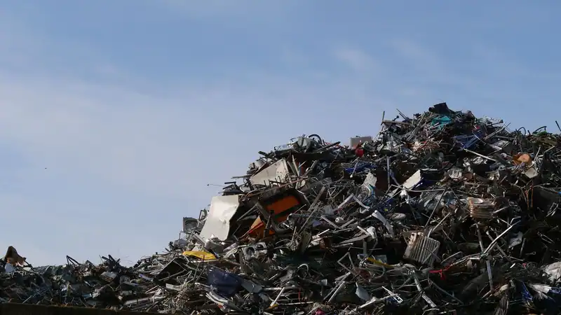 Açık havada yığılmış hurda demir ve metal parçaları