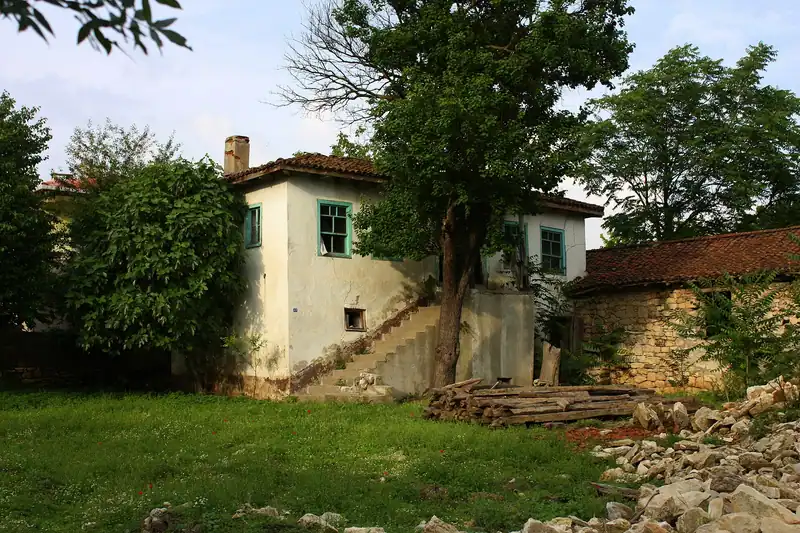 Bahçeli eski bir köy evi ve çimenlik avlusu