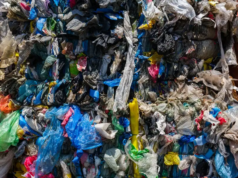 Sıkıştırılmış naylon poşet ve plastik film atıklarından balya