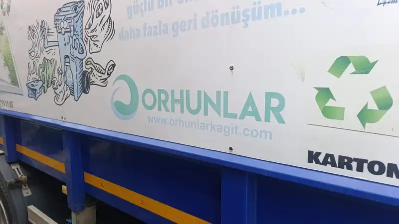 Orhunlar Kağıt kamyonunun yan yüzü ve logosu