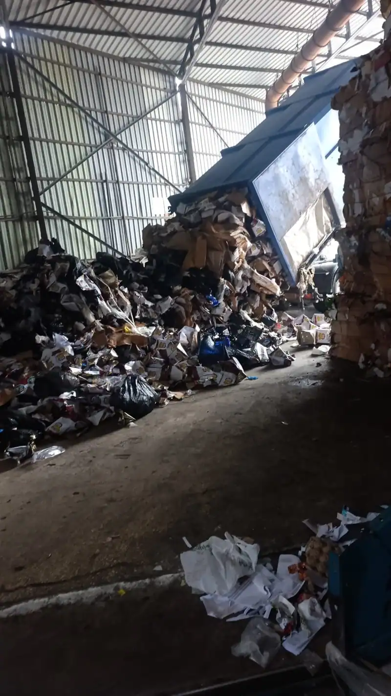 Tesiste boşaltılan atık kağıt ve karton yığını