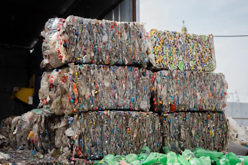 Preslenip balya yapılmış plastik su şişeleri üst üste