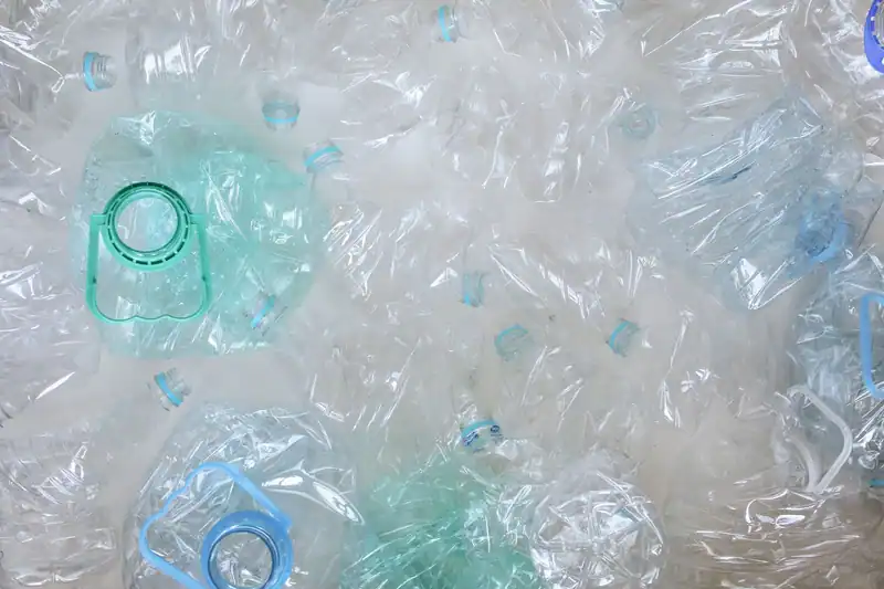 Geri dönüşüm için ezilmiş şeffaf plastik şişeler yukarıdan görünüm