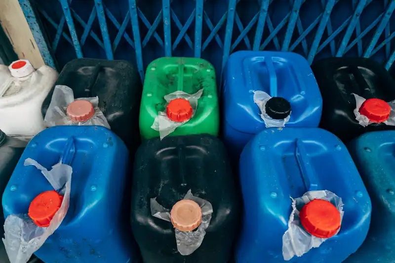 Yan yana dizilmiş renkli plastik bidonlar yukarıdan görünüm