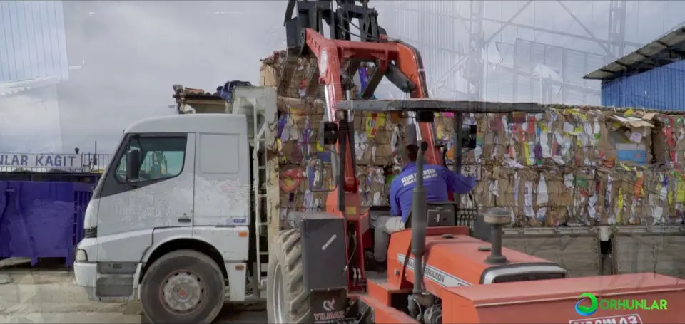 Tanıtım filminden bir kare: tesiste forklift karton balyası yüklüyor